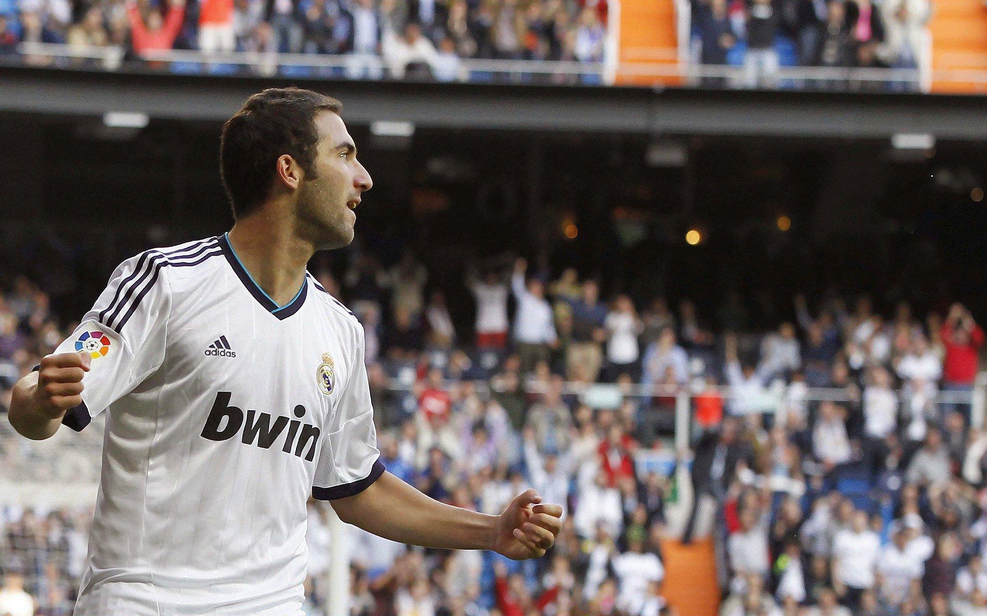 拜仁关窗前紧急联系安东尼！罗马诺揭秘，因雅克松伤病，德甲巨头最后一搏