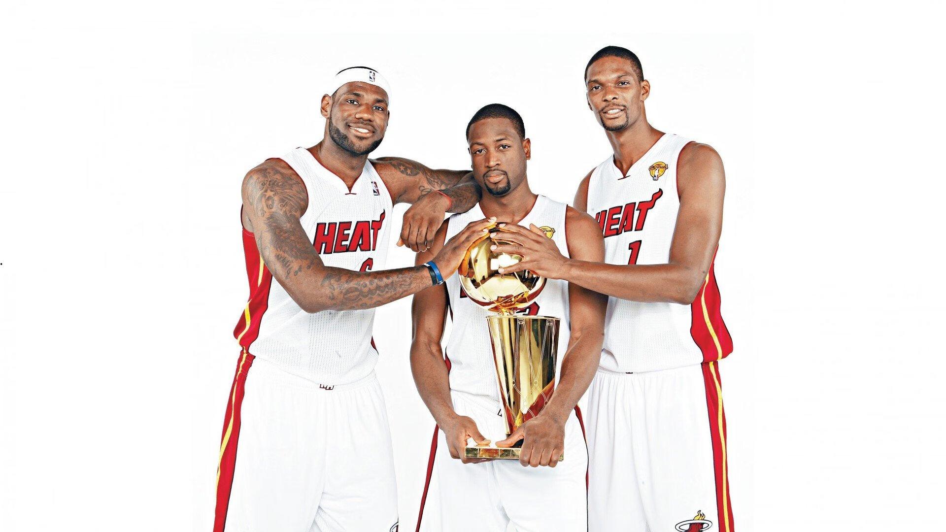 拜仁关窗前紧急联系安东尼！罗马诺揭秘，因雅克松伤病，德甲巨头最后一搏